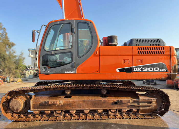 EXCAVATOR DOOSAN DX300LCA - Image 2